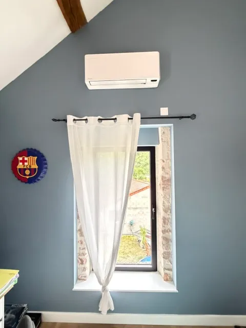 Climatisation réversible Daikin Stylish dans une chambre d'enfant, maison en pierre en Saône-et-Loire