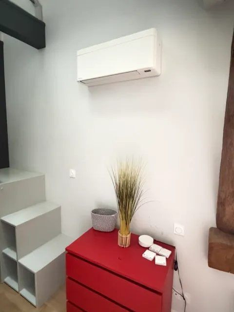 Climatisation réversible Daikin Stylish installée dans une chambre en Saône-et-Loire par Instant Chauffage & Climatisation